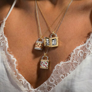 Wholesale en Strawberry Electroplating Copper Photo Locket Necklace With Zircon And Cherry Print Trendy Jewelry Gift For Party Resale