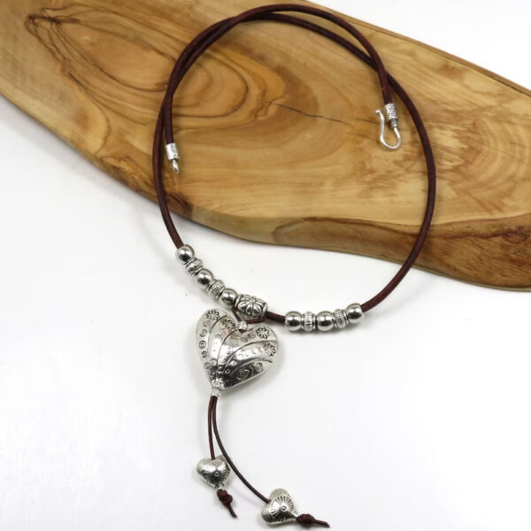 oly-ba283bf8ca304ba96b3eb361cc703d77 Wholesale Bohemian Heart Pendant Leather Rope Necklace For Women Retro Style Fashion Jewelry Boutique Resale Gift