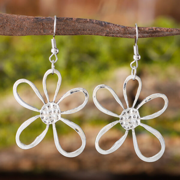oly-bac03bb9e011b5915826e95fd41d5f3f Wholesale Vintage Hollow Flower Earrings And Necklace Set Zinc Alloy Electroplated Jewelry Boutique Resale