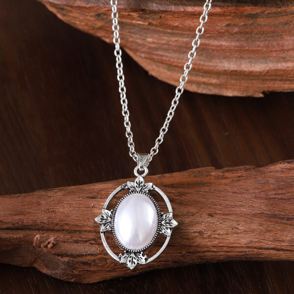 oly-bc3af5c7535b194d4432e2346a842e2b Wholesale Zinc Alloy Antique Silver Bohemian Pendant Necklace Oval Pearl Hollow Out Design Vintage Retro Style Fashion Jewelry Accessory For Boutique Resale