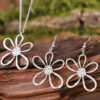oly-c208c87a770703d1805e6400ad310135 Wholesale Vintage Hollow Flower Earrings And Necklace Set Zinc Alloy Electroplated Jewelry Boutique Resale