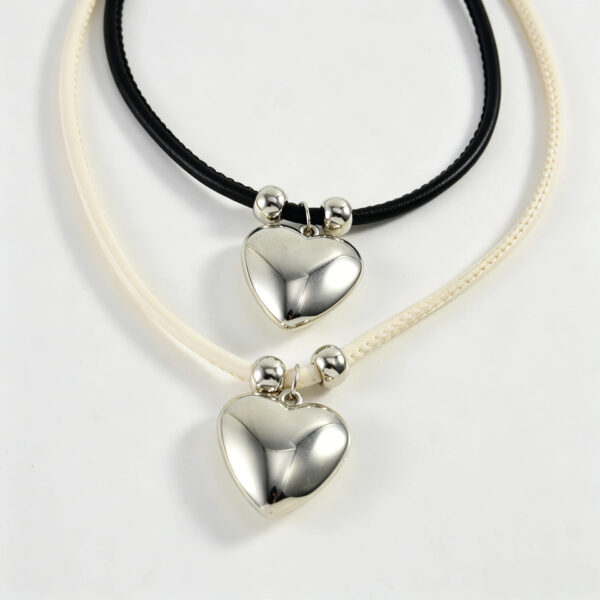 oly-c2a7904058f308c82fc3994f06c4387a Wholesale Vintage Heart Pendant Necklace Black Rope Chain Zinc Alloy Stylish Jewelry Accessory