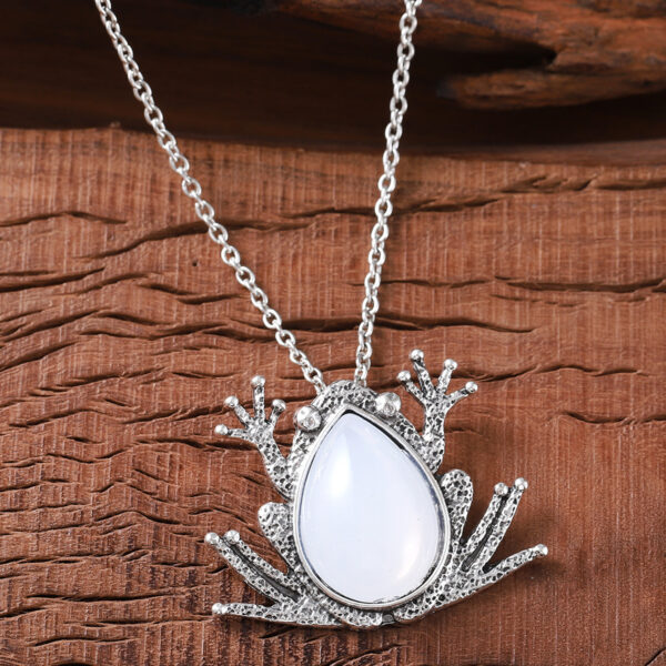 oly-c98aef02a853c77314552a181bbec775 Wholesale Vintage Style Gemstone Frog Pendant Necklace Antique Silver Zinc Alloy Jewelry Boutique Resale Gift