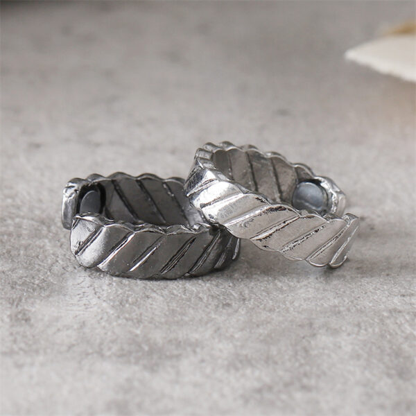 Wholesale Chic Retro Magnetic Ring Black Electroplated Zinc Alloy Adjustable Twill Design Fashion Accessory