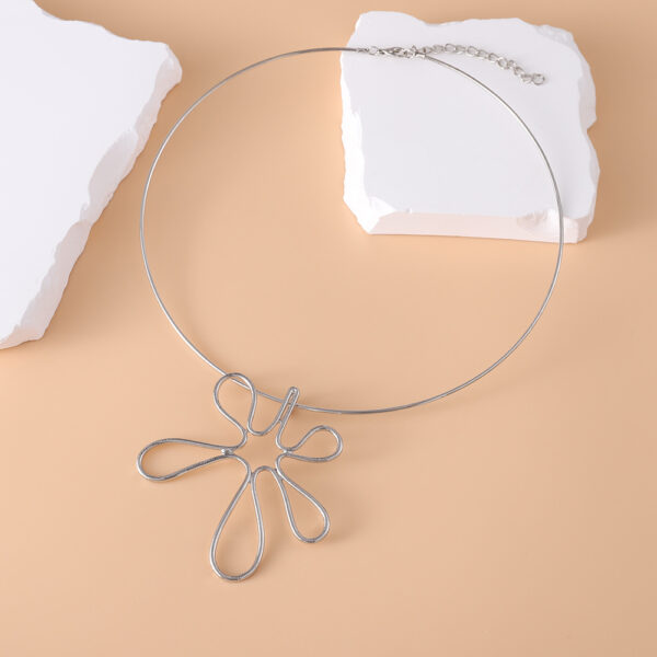 oly-cecb5a35a6eb9d13fdb5a57d7c66eb81 Wholesale Trendy Zinc Alloy Hollow Flower Necklace Collar Retro Antique Silver Jewelry Accessory For Everyday And Boutique Resale