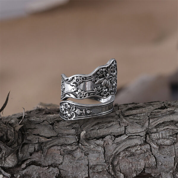 oly-cf2ae52fe86193d4fe51d2b37ba13bce Wholesale Retro Floral Ring Antiqued Silver Tone Zinc Alloy Jewelry Accessory
