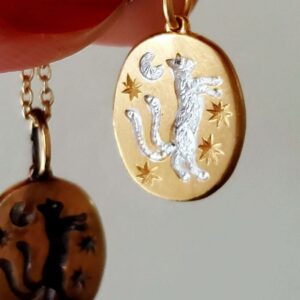 White oil dripping cat + steel color chain