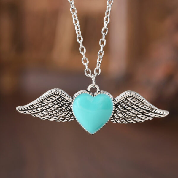 Wholesale Zinc Alloy Electroplated Gothic Heart Wings Necklace Retro Collarbone Chain For Women Fashion Jewelry Accessory