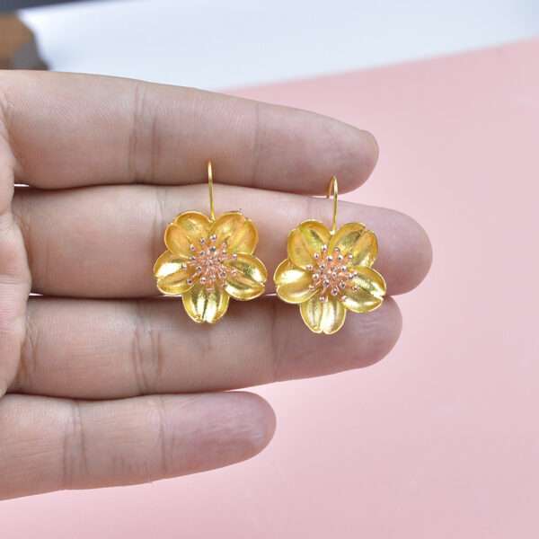 oly-d8cebd9e7f443b9f246227a5a79a9f5d Wholesale Trendy Simple Flower Pendant Necklace Zinc Alloy Collarbone Chain Fashion Accessory Boutique Resale Gift