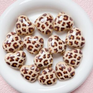 01-beige leopard print love heart / Size is about 29mm, hole diameter is about 3.5mm
