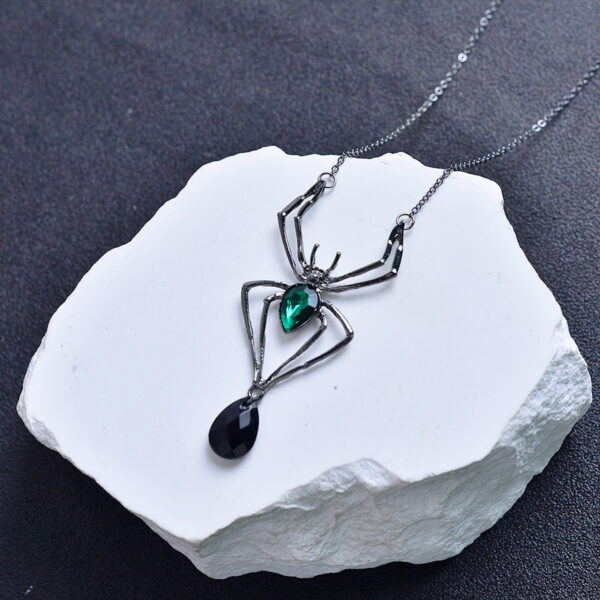 oly-ded19348785935196cda4a45ce53378a Wholesale Stylish Spider Pendant Necklace Creative Emerald Insect Design Zinc Alloy Collarbone Chain Boutique Resale
