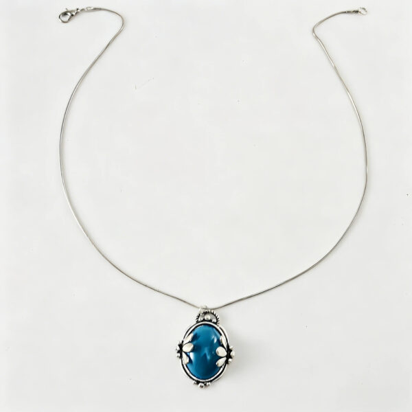 oly-dff8caf86b366feff55b33c9189ad58f Wholesale Retro Leaf Blue Gemstone Pendant Necklace Trendy Jewelry Accessory For Gift Boutique