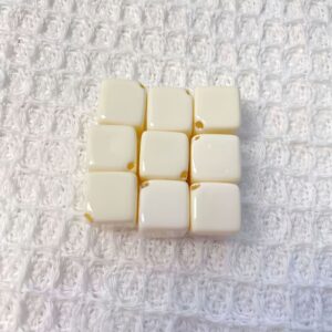 10-off-white / Size is about 10mm, hole diameter is about 3mm