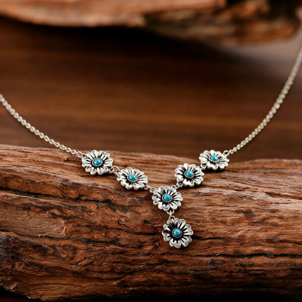 Wholesale Retro Turquoise Small Flower Pendant Collarbone Necklace Zinc Alloy Electroplated Chic Fashion Accessory