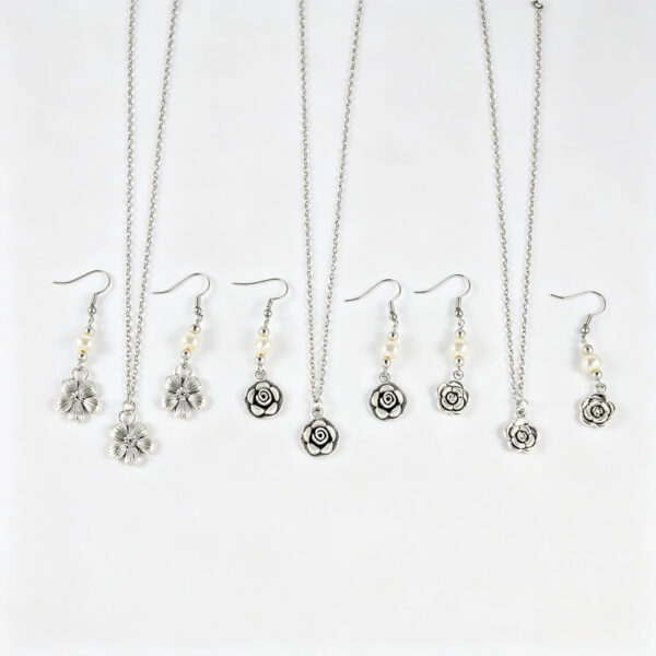 oly-eae798c432a43def06b369bfc79feecf Wholesale Vintage Pendant Necklace And Earrings Set For Women Retro Floral Jewelry Accessory Resale