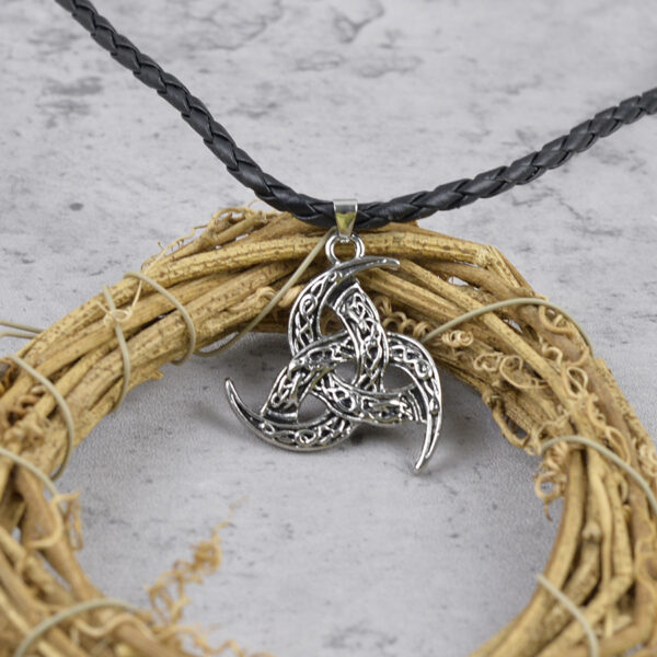 Wholesale Antique Silver Triangle Pendant Necklace Hip Hop Nordic Fashion Jewelry Accessory For Boutique Resale