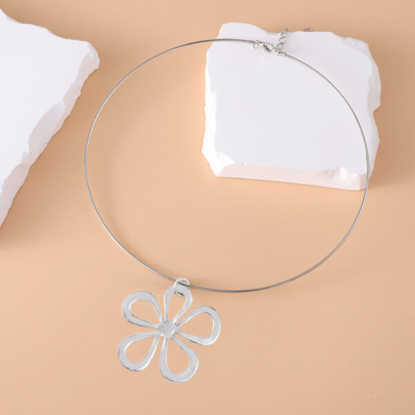 oly-f097fd2d494a02c53f0f436d6dc93b0b Wholesale Retro Geometric Flower Choker Necklace Antique Silver Hollow Circle Design Fashion Decorative Jewelry Boutique Gift