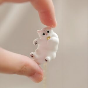 Lying flat white cat gold bow tie necklace