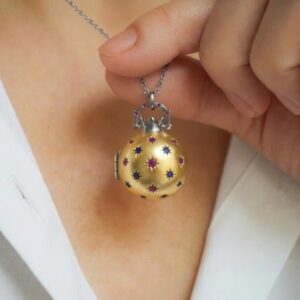 Golden pomegranate opening and closing pendant (silver chain)