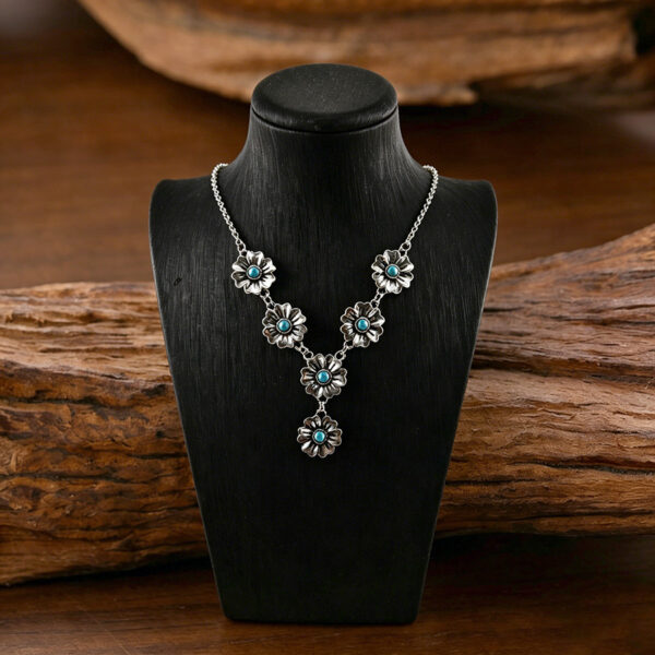 Wholesale Retro Turquoise Small Flower Pendant Collarbone Necklace Zinc Alloy Electroplated Chic Fashion Accessory