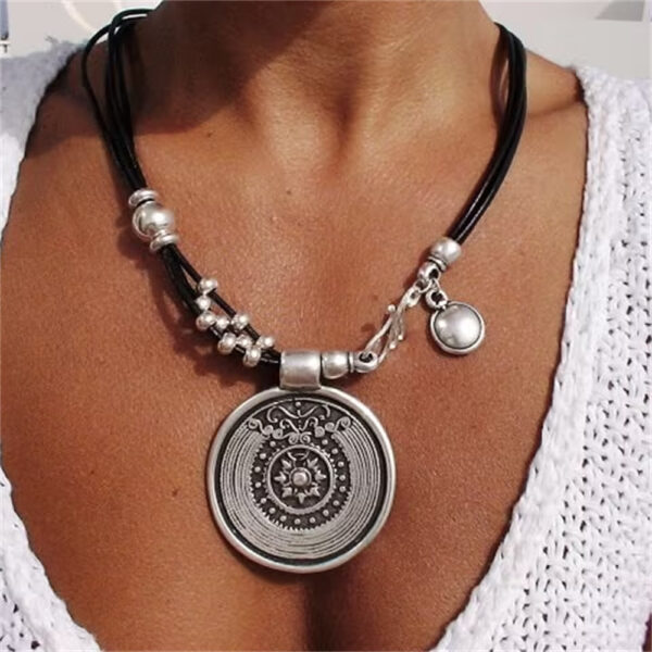 Wholesale Bohemian Round Disc Alloy Pendant Necklace Chic Fashion Accessory Gift For Boutique Resale